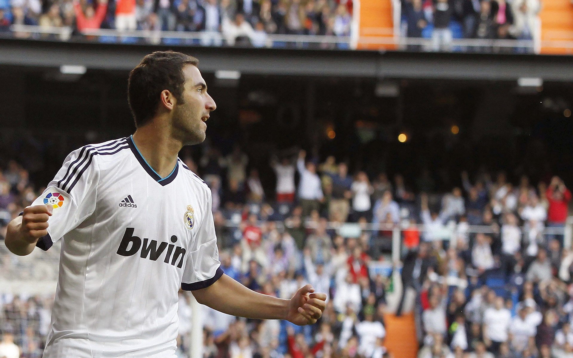 短跑新星闪耀全国田径锦标赛，破纪录夺冠引热议